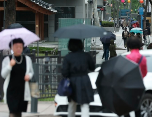 우산을 든 시민들이 서울 세종로 네거리를 걷고 있다. /연합뉴스