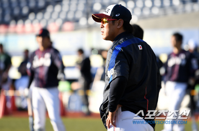 '2019 세계야구소프트볼연맹(WBSC) 프리미어12' 슈퍼라운드에 진출한 6개국 훈련이 10일 오후 일본 지바현 ZOZO마린 스타디움에서 진행됐다. 일본 이나바 감독이 선수들을 지켜보고 있다. 지바현(일본)=박재만 기자 pjm@sportschosun.com/2019.11.10/