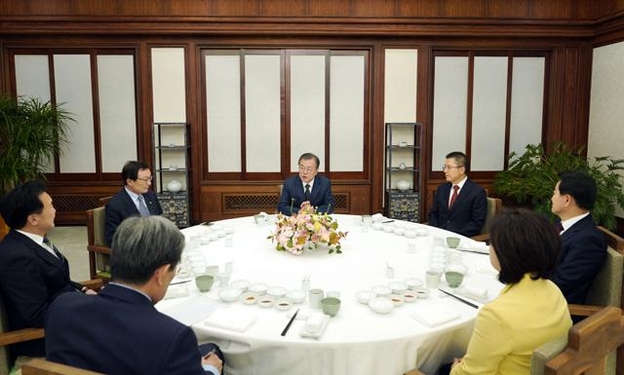 문재인 대통령이 지난 10일 오후 청와대 관저에서 여야 5당 대표를 초청해 만찬을 함께하고 있다. 왼쪽부터 시계방향으로 손학규 바른미래당 대표, 이해찬 더불어민주당 대표, 문재인 대통령, 황교안 자유한국당 대표, 정동영 민주평화당 대표, 심상정 정의당 대표, 노영민 대통령 비서실장. /청와대 제공