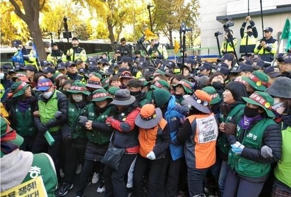 지난 8일 오후 3시 40분쯤 서울 종로구 청와대 앞으로 행진하려던 민주노총 소속 고속도로 톨게이트 요금수납원 13명이 집시법 위반 혐의로 경찰에 체포됐다. /연합뉴스