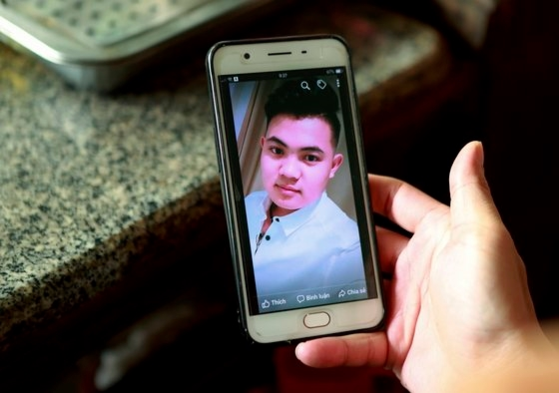 호양 반 티엡(18) 사진을 보고 있는 그의 어머니 / AP 연합뉴스