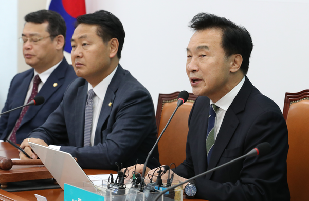 바른미래당 손학규 대표(오른쪽)가 11일 오전 국회에서 열린 최고위원회의에서 발언하고 있다./연합뉴스