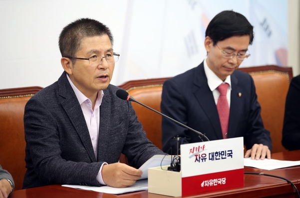 자유한국당 황교안(왼쪽) 대표가 11일 당 최고위원회의에서 발언하고 있다./연합뉴스