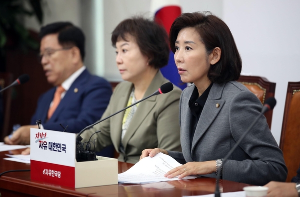 자유한국당 나경원(오른쪽) 원내대표가 11일 당 최고위원회의에서 발언하고 있다./연합뉴스