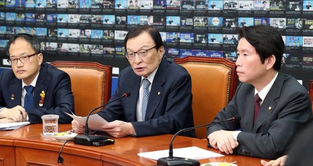 더불어민주당 이해찬 대표(가운데)가 11일 오전 국회에서 열린 최고위원회의에서 발언하고 있다. /연합뉴스