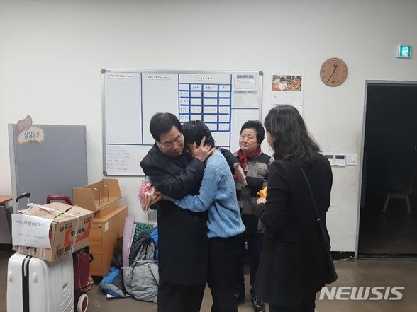 김모씨 부부가 지난 1일 서울역다시서기센터에서 40년 전 잃어버린 셋째 딸과 상봉하는 장면. /사진 서울 수서경찰서·뉴시스