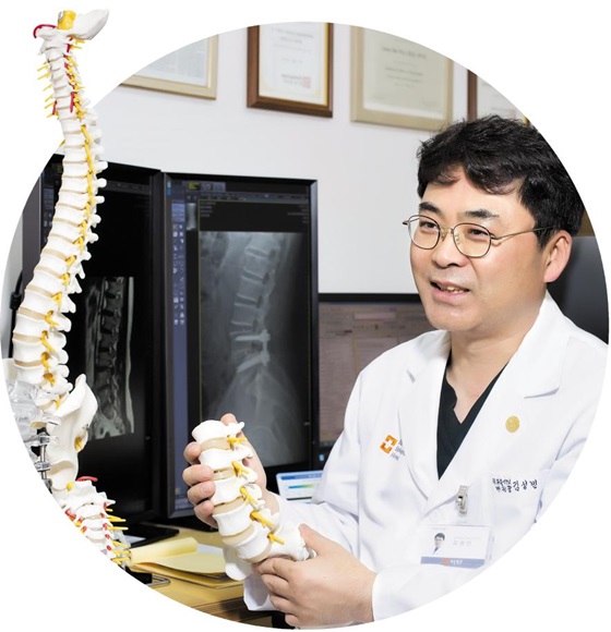 김성민 서울바른병원 병원장이 척추 질환의 주요 증상과 치료법에 대해 설명하고 있다. 김 병원장은 “척추 질환자 중 90% 이상은 시술이나 수술 없이 회복할 수 있다”고 말한다.