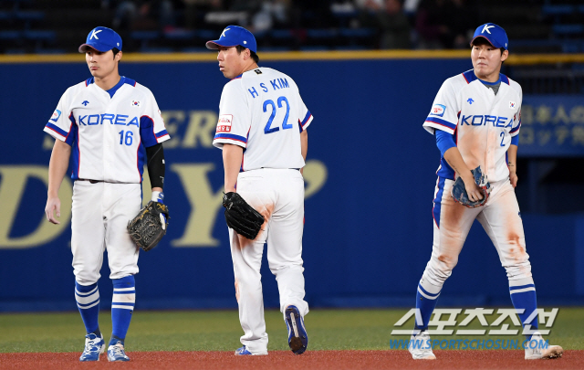 '2019 WBSC 프리미어12' 슈퍼라운드 대한민국과 대만의 경기가 12일 일본 지바현 조조마린스타디움에서 열렸다. 9회초 공수교대 상황에서 한국 김현수가 심판에게 요구한 로진 교체가 거절 당하자 불만을 표하고 있다. 지바(일본)=박재만 기자 pjm@sportschosun.com/2019.11.12/