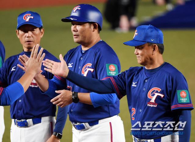 '2019 WBSC 프리미어12' 슈퍼라운드 대한민국과 대만의 경기가 12일 일본 지바현 조조마린스타디움에서 열렸다. 홍이중 대만 감독이 선수들과 하이파이브를 하고 있다. 지바(일본)=박재만 기자 pjm@sportschosun.com/2019.11.12/