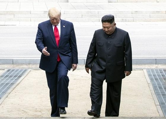 도널드 트럼프 미국 대통령과 김정은 북한 국무위원장이 지난 6월 30일 판문점 군사분계선에서 만나 함께 북측으로 넘어갔다가 남측으로 돌아오고 있다. /연합뉴스