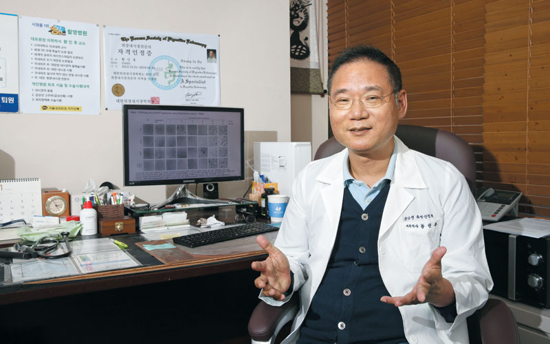 황인후 서울내과외과 원장(아이에이치바이오 대표)이 당뇨병을 완벽히 치료하는 세포 치료법의 핵심 물질인 '네오 프로틴(신생 단백질)'에 대해 설명하고 있다.