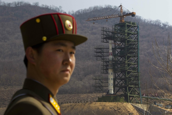 북한 동창리 미사일 기지와 인민군./연합뉴스