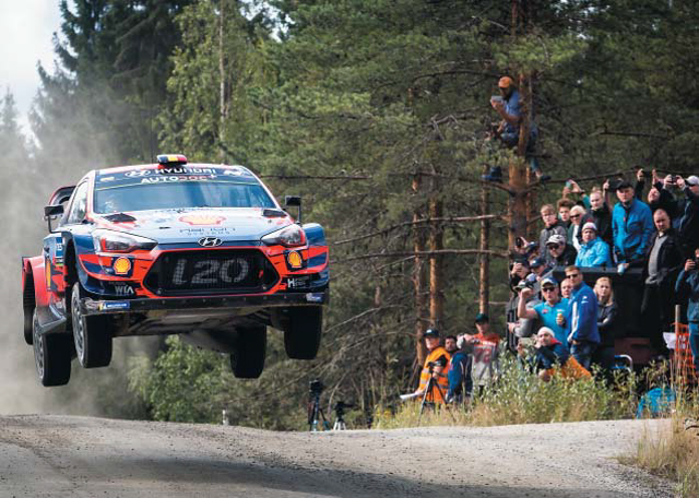 현대차, 도요타 제치고 WRC 첫 우승 현대차가 F1(포뮬러원)과 쌍벽을 이루는 세계적 자동차경주 대회인 WRC(월드랠리챔피언십)에서 작년 우승팀인 도요타를 제치고 사상 처음 종합 우승을 차지했다. 현대차가 모터스포츠에 진출한 지 21년 만에 이룬 쾌거다. 사진은 지난 8월 핀란드에서 열린 9차 랠리에서 현대차 팀이 달리는 모습.