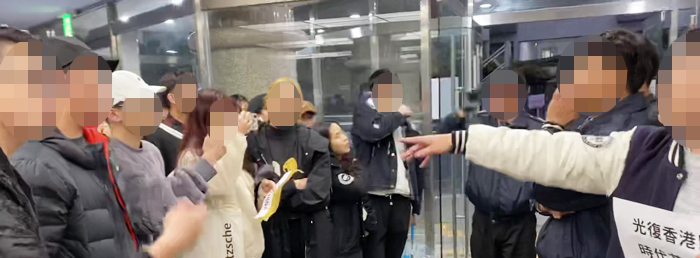 대자보 떼려는 중국 유학생, 막아선 한국 학생 - 13일 오후 서울 성동구 한양대학교 인문대 1층 로비에서 홍콩 시위 지지 대자보를 지키려는 한국 학생들(오른쪽)과 이를 떼어내려는 중국 학생들(왼쪽)이 대치하고 있다. 오후 1시부터 시작된 양측 간 대치는 약 4시간 동안 이어졌다.