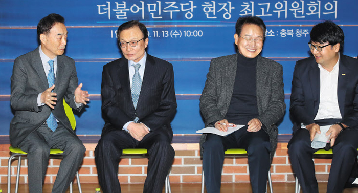 與, 청주 반도체업체서 최고위원회의 - 더불어민주당 이해찬(왼쪽 둘째) 대표가 13일 충북 청주의 반도체 업체 네패스에서 열린 민주당 현장 최고위원회의에서 이병구(맨 왼쪽) 네패스 회장의 이야기를 듣고 있다. 이 대표 오른쪽으로 변재일 민주당 충청북도당위원장, 김철영 미래나노텍 대표.