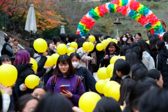 대학수학능력시험을 하루 앞둔 13일 오전 광주 남구 설월여자고등학교에서 고3 수험생들이 후배들의 응원을 받으며 예비소집 학교로 향하고 있다./연합뉴스