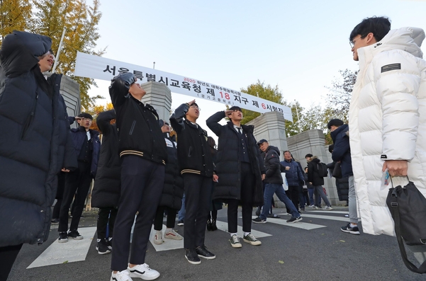  2020학년도 대학수학능력시험일인 14일 오전 서울 강남구 경기고등학교 정문 앞에서 한 고등학교 후배들이 수험생 선배를 응원하고 있다. /연합뉴스