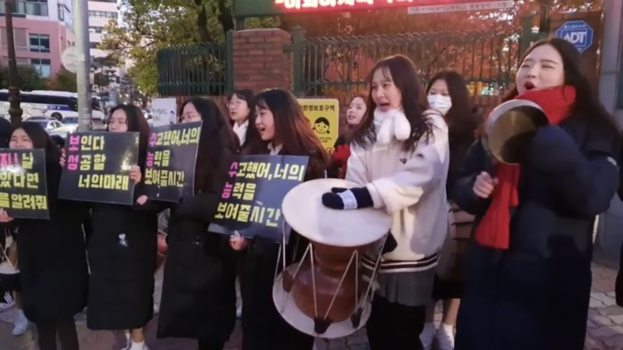 이화여자외국어고등학교 앞에서 수험생을 응원 중인 보성여자고등학교 학생들. /이은영 기자