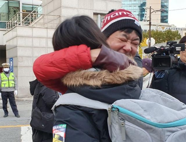 2020학년도 대학수학능력시험이 열린 14일 오전, 서울 중구 이화여외고 앞에서 학부모가 수험생 딸을 끌어 안고 격려해주고 있다. /이은영 기자
