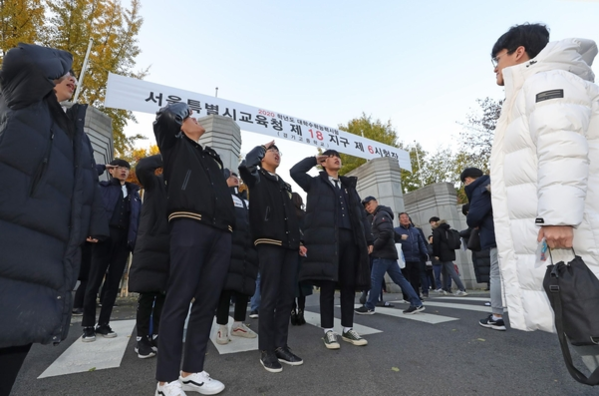 2020학년도 대학수학능력시험일인 14일 오전 서울 강남구 경기고등학교 정문 앞에서 후배들이 수험생을 응원하고 있다. /연합뉴스