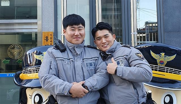 14일 수험생을 위해 쉼 없이 달렸던 서울 마포경찰서 홍익지구대 박우석 경장(오른쪽)과 장진명 순경. /이은영 기자