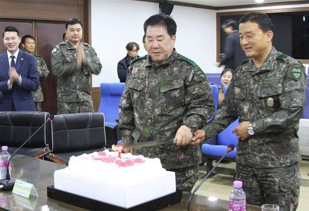 우오현(가운데) SM그룹 회장이 지난 12일 육군 30사단 국기게양식을 마치고 축하 케이크를 자르고 있다. 오른쪽은 방성대 30사단장. /한미동맹친선협회 제공