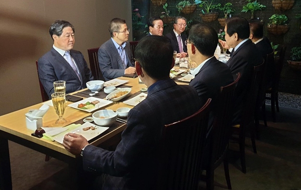 자유한국당 황교안(좌열에서 왼쪽 두번째) 대표가 14일 여의도의 한 음식점에서 영남권 중진의원들과 오찬을 하고 있다./연합뉴스