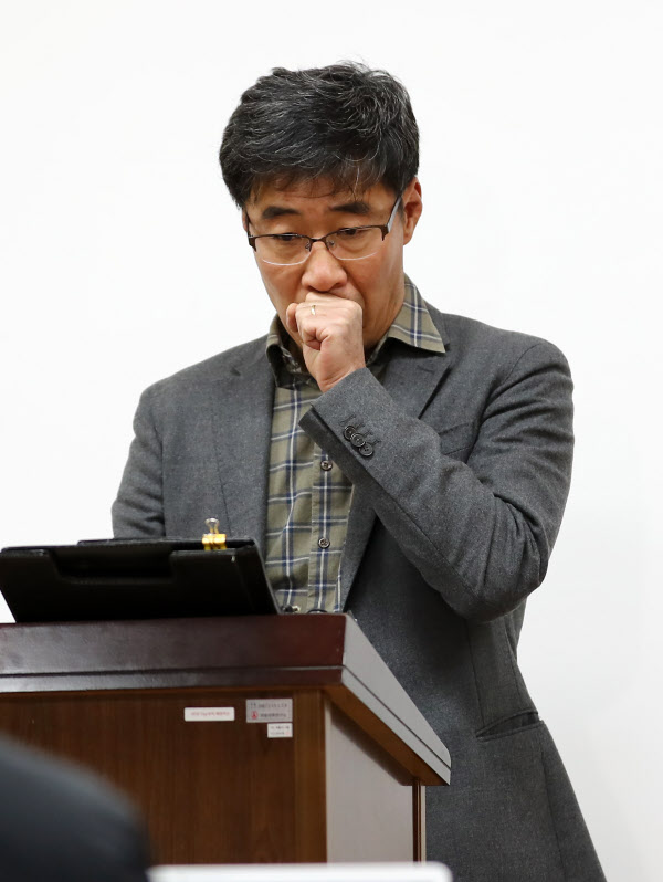 한이수 국방과학연구소(ADD) 대외협력실장이 14일 오후 대전 국방과학연구소에서 전날 발생한 폭발사고와 관련한 브리핑을 하고 있다./연합