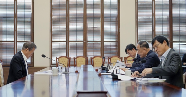 문재인 대통령이 14일 오전 청와대 여민관 소회의실에서 홍남기 경제부총리 겸 기획재정부 장관으로부터 업무보고를 받고 있다./연합뉴스