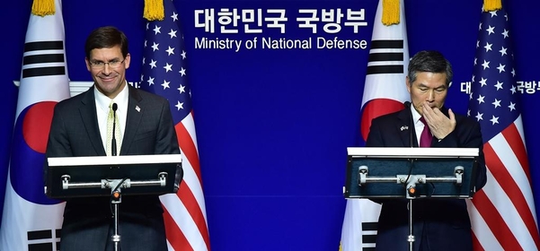 정경두 국방부 장관과 마크 에스퍼 미 국방부 장관이 15일 서울 용산구 국방부에서 제51차 한·미 안보협의회(SCM) 회의를 마치고 공동 기자회견을 하고 있다./연합뉴스