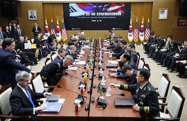 정경두 국방부 장관과 마크 에스퍼 미 국방부 장관이 15일 오전 서울 용산구 국방부 청사에서 열린 제51차 안보협의회(SCM) 확대 회담에 참석해 있다./연합뉴스