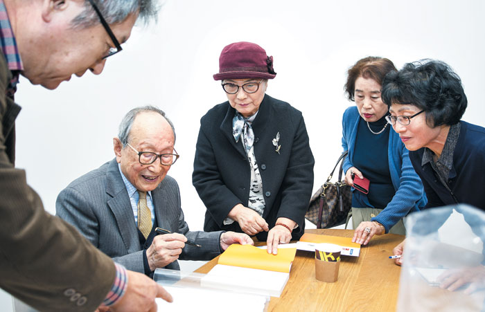 김형석 교수가 강연 후 참석자들에게 사인해주고 있다.