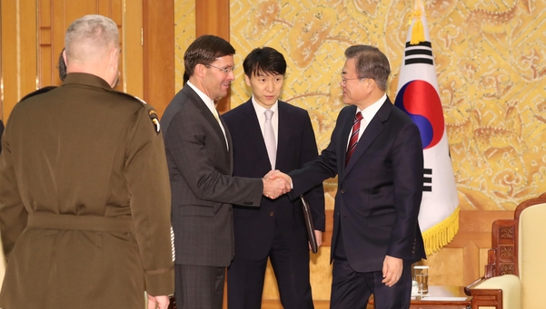 문재인 대통령이 15일 청와대에서 마크 에스퍼 미국 국방장관과 면담 전 악수하고 있다. /연합뉴스