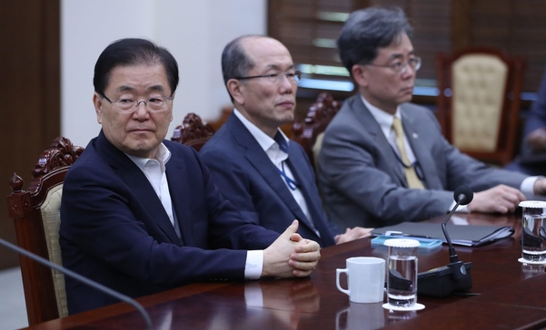 청와대 국가안보실 정의용 실장과 김유근 1차장, 김현종 2차장이 지난달 14일 오후 청와대 수석·보좌관회의에서 문재인 대통령 입장을 기다리고 있다. /연합뉴스