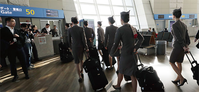 비행기에 탑승 중인 아시아나항공 승무원들. photo 연합
