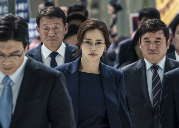 ‘블랙머니'는 외환은행 헐값 매각을 소재로 한국의 권력 카르텔이 작동하는 방식을 세련되게 짚어낸다. 이하늬는 웃음기 걷힌 모습으로 팽팽하고 정확한 연기를 해냈다.