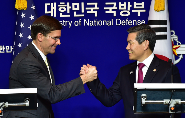 정경두(오른쪽) 국방부 장관과 마크 에스퍼 미 국방부 장관이 15일 서울 용산구 국방부에서 제51차 한·미 안보협의회(SCM) 고위회담에서 공동 기자회견을 마친 뒤 손을 맞잡고 있다./사진공동취재단