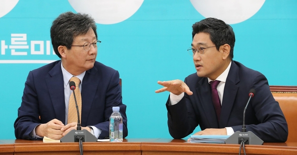 바른미래당 신당 창당 모임 ‘변화와 혁신을 위한 비상행동’ 유승민(왼쪽) 전 대표와 오신환 신임 대표./연합뉴스