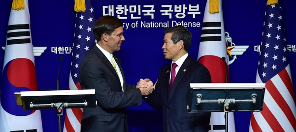 정경두(오른쪽) 국방부 장관과 마크 에스퍼 미 국방부 장관이 지난 15일 서울 용산구 국방부에서 열린 제51차 한·미 안보협의회(SCM) 고위회담에서 공동 기자회견을 마친 뒤 손을 맞잡고 있다. /사진공동취재단·연합뉴스