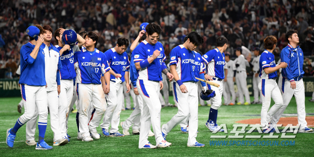 '2019 WBSC 프리미어12' 슈퍼라운드 대한민국과 일본의 경기가 16일 일본 도쿄돔에서 열렸다. 경기에서 10대8로 패배한 한국 선수들이 아쉬워하고 있다. 도쿄(일본)=박재만 기자 pjm@sportschosun.com/2019.11.16/