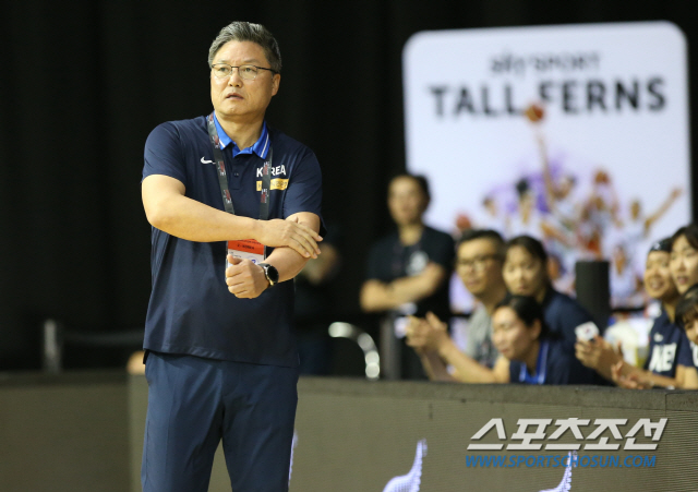 한국 여자농구 대표팀 이문규 감독. 사진제공=대한민국농구협회