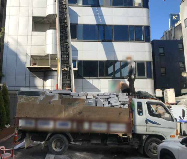 지난 14일 ‘빅뱅’의 멤버 대성이 소유한 서울 강남구 압구정동 A 빌딩의 뒤편에는 건물 내부 자재를 실은 트럭이 세워져 있었다. /이정민 기자