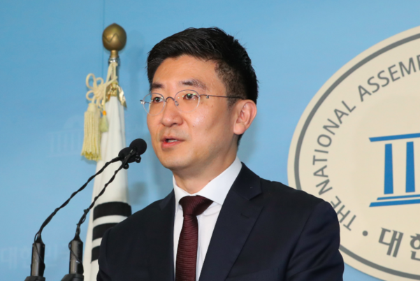자유한국당 3선 김세연 의원이 17일 오전 국회 정론관에서 기자회견을 열고 총선 불출마를 선언하고 있다. 김 의원은 황교안 대표와 나경원 원내대표를 비롯한 당 지도부, 의원들의 자발적 퇴진을 통해 당을 완전히 해체해야 한다고 촉구했다./연합뉴스