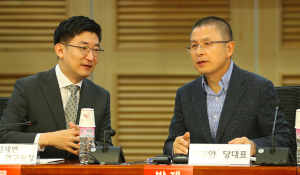 자유한국당 황교안(오른쪽) 대표가 9월 24일 오전 국회 의원회관에서 최연혜 의원실과 여의도연구원 주최로 열린 '문재인정권, 가짜뉴스 논란과 표현의 자유 침해 어떻게 볼 것인가' 토론회에서 김세연 여의도연구원장과 이야기하고 있다./연합뉴스
