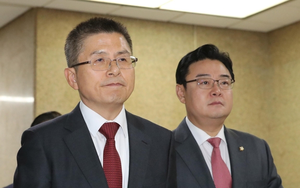 황교안(왼쪽) 자유한국당 대표와 김성원 의원/연합뉴스