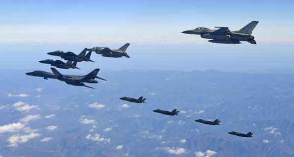 2017년 12월 '비질런트 에이스' 훈련에서 한국공군 F-15K 전투기와 미국 측 전략폭격기 등 양국 항공기가 편대를 이루어 한반도 상공을 비행하는 모습. /공군 제공