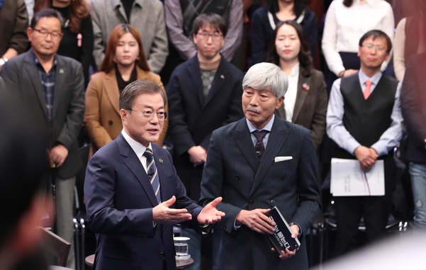  문재인 대통령이 19일 서울 상암동 MBC 공개홀에서 '국민이 묻는다, 2019 국민과의 대화'를 갖고 있다. 오른쪽은 사회자 배철수씨./연합뉴스