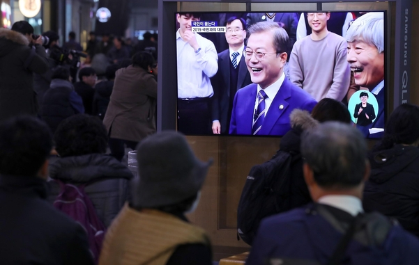   문재인 대통령이 19일 MBC를 통해 '국민이 묻는다, 2019 국민과의 대화'를 하는 모습을 시민들이 지켜보고 있다./뉴시스