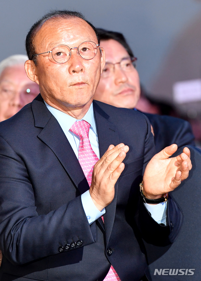 박수 보내는 박항서 감독