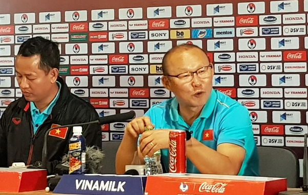박항서 감독이 2022년 카타르 월드컵 아시아 2차 예선 G조 5차전에서 태국과 0-0으로 비긴 뒤 열린 기자회견에서 소회를 밝히고 있다./연합뉴스